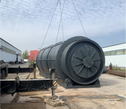 Plastic pyrolysis plant feedstock process outputs
