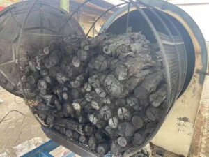 Horizontal biomass pyrolysis machine