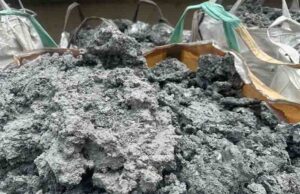 Treatment of aluminum-plastic residue after pyrolysis