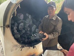Straw and wood block charcoal making machine