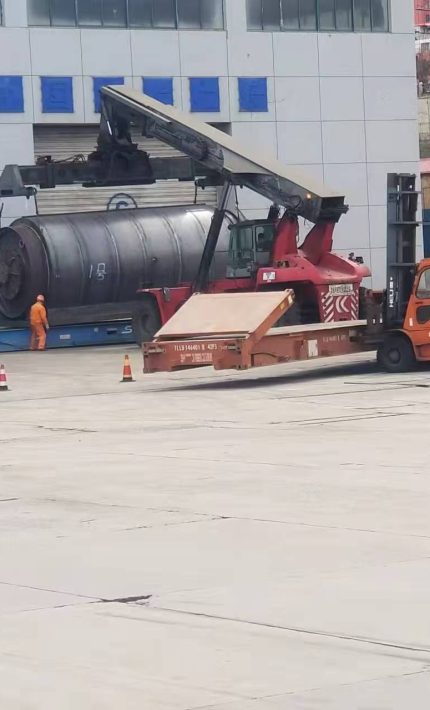 Indonesia customer 12 sets of waste tire pyrolysis equipment and 1 set of waste engine oil distillation equipment-8